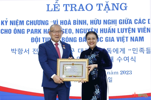 Trao Kỷ niệm chương “Vì hòa bình, hữu nghị giữa các dân tộc” tặng ông Park Hang-seo